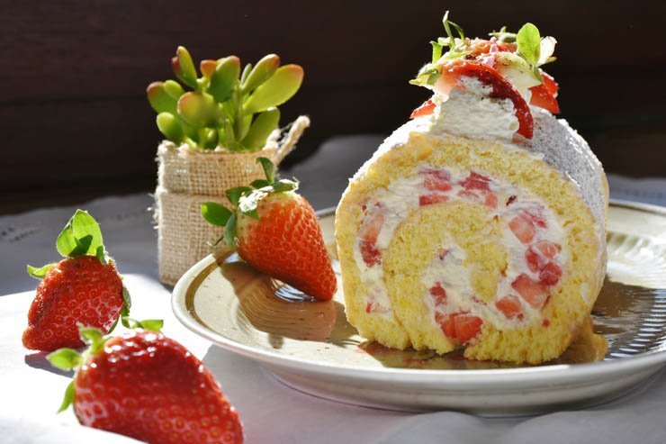 cake bake baking summer sun strawberry cream bakery plate restaurant fruit