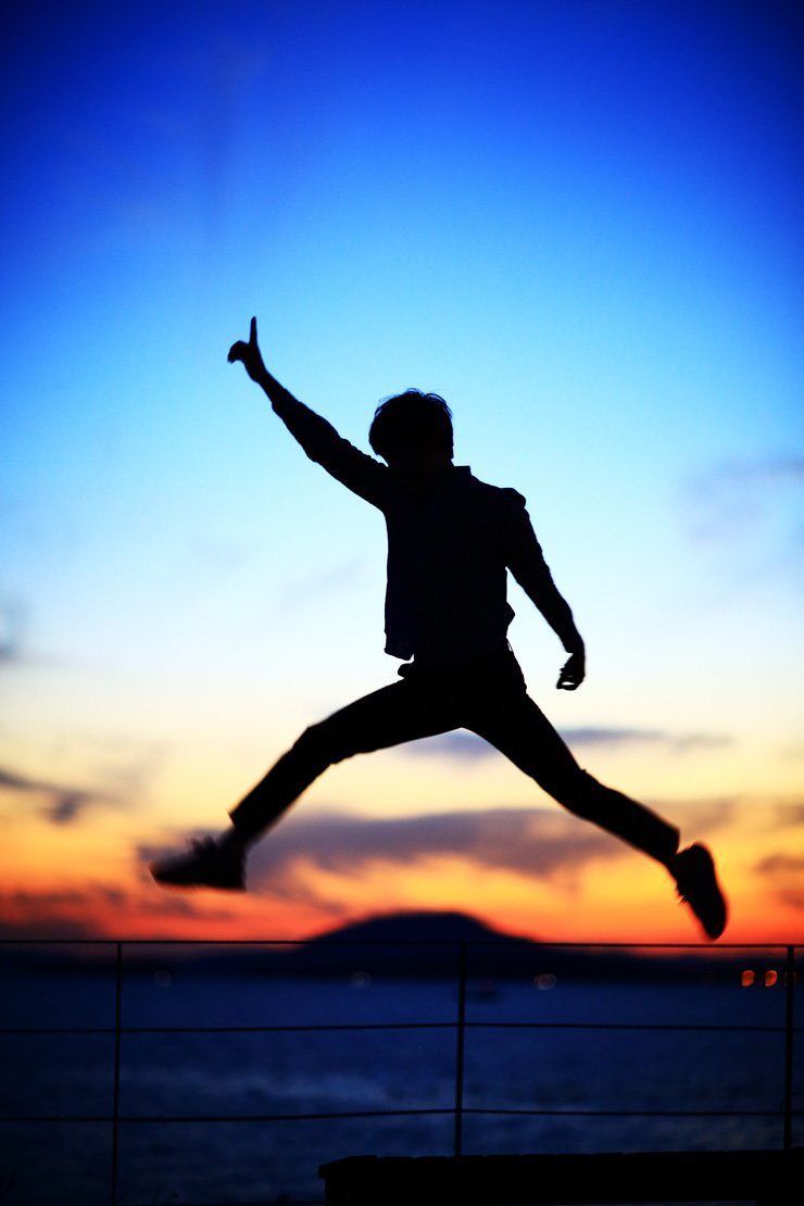 backlit shadow sillhouette boy kid kids jump jumping outdoor nature