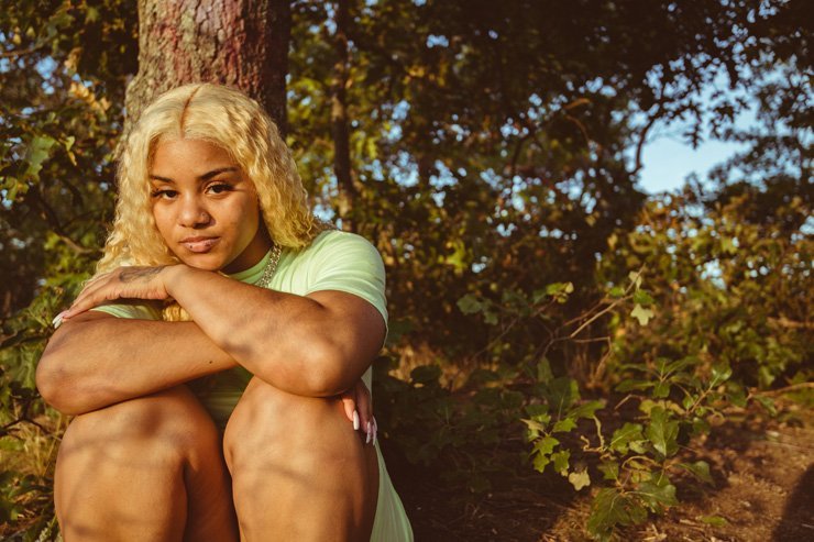 fashion beauty elegant elegance style stylish fashionista fashionable outfit lady pretty woman women female sit sitting garden blonde