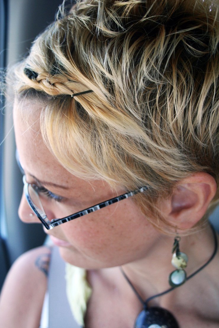 fashion beauty elegant elegance style stylish fashionista fashionable outfit lady woman women female short hair blonde glasses accessories