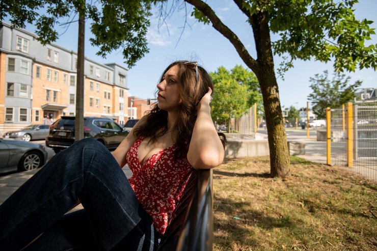 fashion beauty elegant elegance style stylish fashionista fashionable outfit woman women lady female model sit sitting park red blouse jeans sunglasses road buildings cars